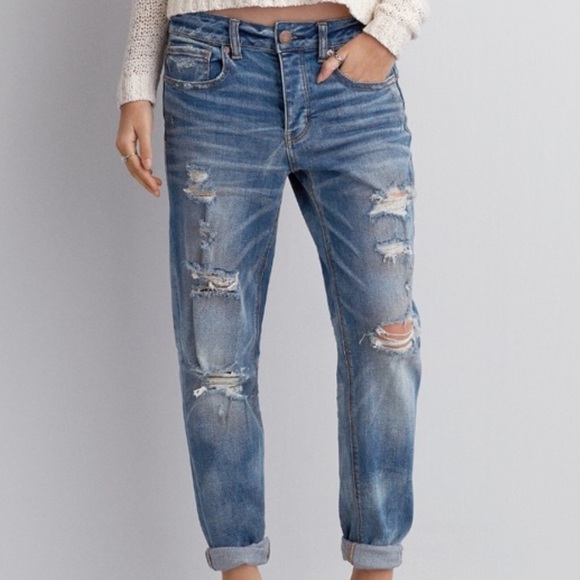 American Eagle Outfitters Denim - Amer. Eagle distress Tomgirl Crop Jeans Lt Wash 2R